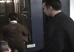 Acção sexual com uma rapariga bonita no vídeo de pornô homem comendo mulher à força seu apartamento