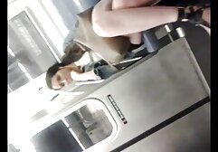 A gaja vídeo de pornô das mulher mais gostosa boa masturba-se enquanto o rapaz dorme