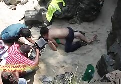 Pornografia cominho video porno mulher e cachorro numa cadeira ao lado de uma rua movimentada